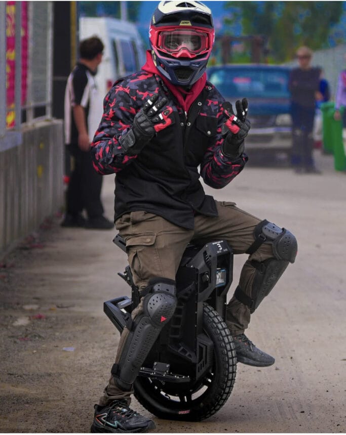 Rockndat Camouflage Red Protective Pose